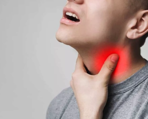 انحراف بینی و گلو درد